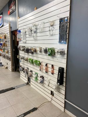 un magasin où les murs sont recouverts d'articles