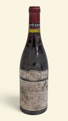 une bouteille de vin posée sur une table