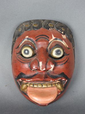 une image représentant un masque rouge arborant un large sourire