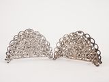 une paire de barrettes en filigrane d'argent