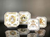 Plusieurs pièces de porcelaine sont posées sur une surface noire