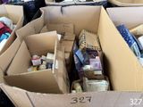 de nombreux cartons remplis d'objets qui s'y trouvent