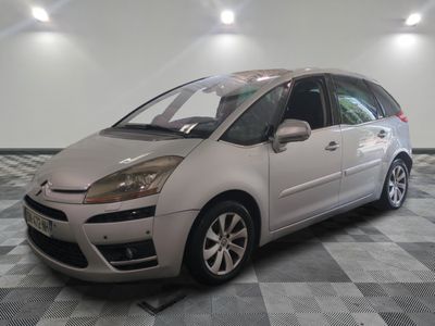 la photo d'une petite voiture argentée garée dans un garage
