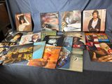 beaucoup de DVD et de CD sur un canapé