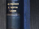 un vieux livre à la couverture bleue posé sur une table en bois
