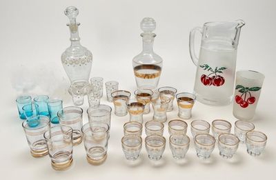 Ensemble de verres à liqueur et carafes (usures)