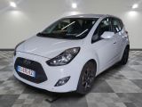la photo d'une voiture blanche garée dans un garage