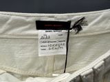 une étiquette au dos d'une chemise blanche