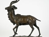 une image représentant une statue en bronze d'un cerf posée sur un socle en marbre