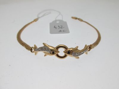 un gros plan d'un bracelet posé sur une table, avec une étiquette de prix