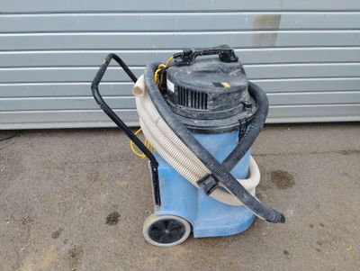 Aspirateur à eau avec pompe de refoulement