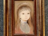 un tableau représentant une petite fille aux cheveux longs, dans un cadre doré