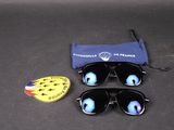 deux paires de lunettes de soleil et un sac posés sur la table