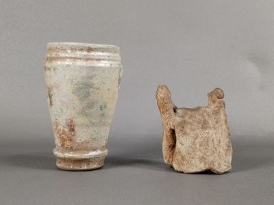 deux vases posés l'un à côté de l'autre sur une table