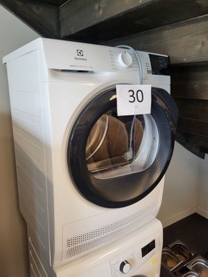 un lave-linge et un sèche-linge blancs dans une petite pièce