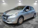 la voiture argentée est garée sur un carrelage à carreaux