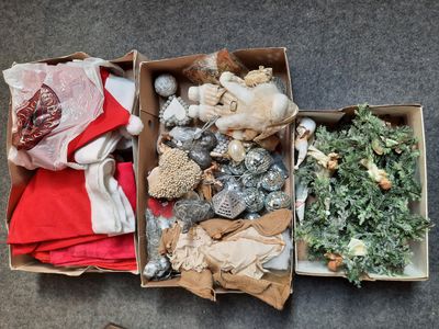 deux boîtes contenant différents types d'objets