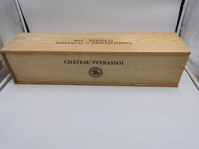 gros plan d'une boîte en bois portant un logo