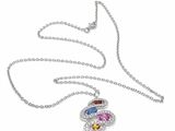 un gros plan d'un collier avec un pendentif en forme de cœur suspendu à une chaîne