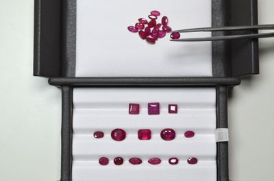 Un lot de 24,80 cts de rubis facettés (tailles diverses et p…