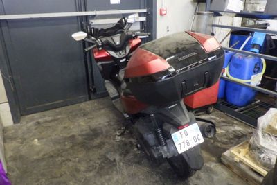 une moto qui est garée dans un garage