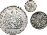Trois types différents de pièces d'argent sont représentés sur un fond blanc