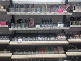 un vaste présentoir de produits cosmétiques dans un magasin