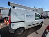 une camionnette blanche garée dans un parking à côté d'autres véhicules