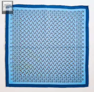 un foulard carré bleu et blanc avec un motif