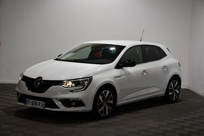 la voiture blanche est garée dans une pièce au sol en damier