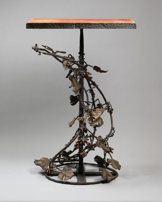 GUERIDON à décor de branches feuillagées grimpantes