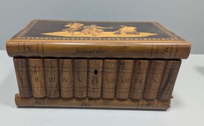 une vieille boîte en bois sur laquelle figure l'image d'un homme et d'une femme