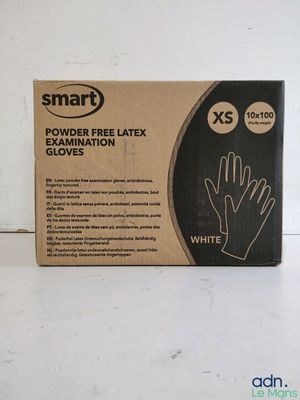 La boîte de gants est posée sur la table, à côté de la boîte.