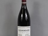une bouteille de vin posée sur une table