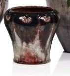 trois vases posés l'un à côté de l'autre sur une surface blanche