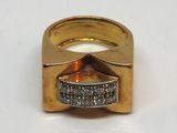 bague en or jaune sertie de diamants sur un fond blanc