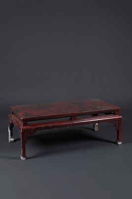 une vieille table basse en bois avec des pieds en métal, sur fond gris