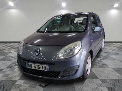 la photo d'une voiture grise garée dans un garage