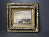 un tableau représentant un voilier sur l'eau, à côté d'un tableau accroché au mur