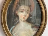 un tableau représentant une femme coiffée d'un chapeau, accroché au mur