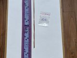 une feuille de papier et une règle posées sur une table