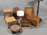 un grand nombre d'objets posés sur une table