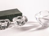 un petit vase en verre et un petit bol en verre