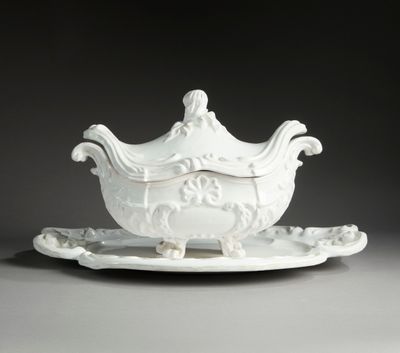 Soupière et son présentoir en faïence émaillée blanche à ric…