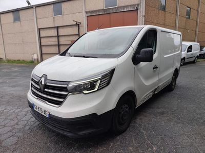une camionnette blanche garée dans un parking