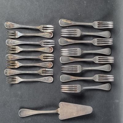 un grand nombre de fourchettes et de cuillères posées sur une table