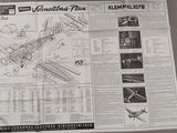 un journal sur lequel figure le dessin d'un avion