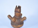 un vase marron orné d'une main, sur un fond blanc