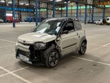une photo d'une voiture endommagée dans un parking