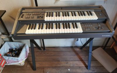 un clavier posé sur une table dans une pièce
